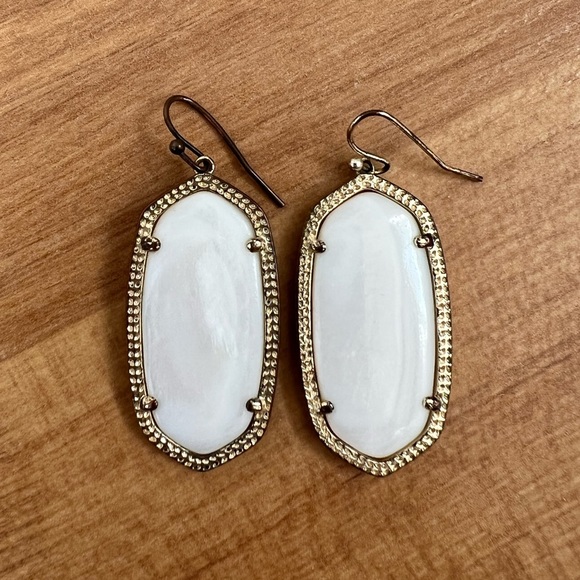 Kendra Scott Elle Earrings in White - Picture 1 of 1
